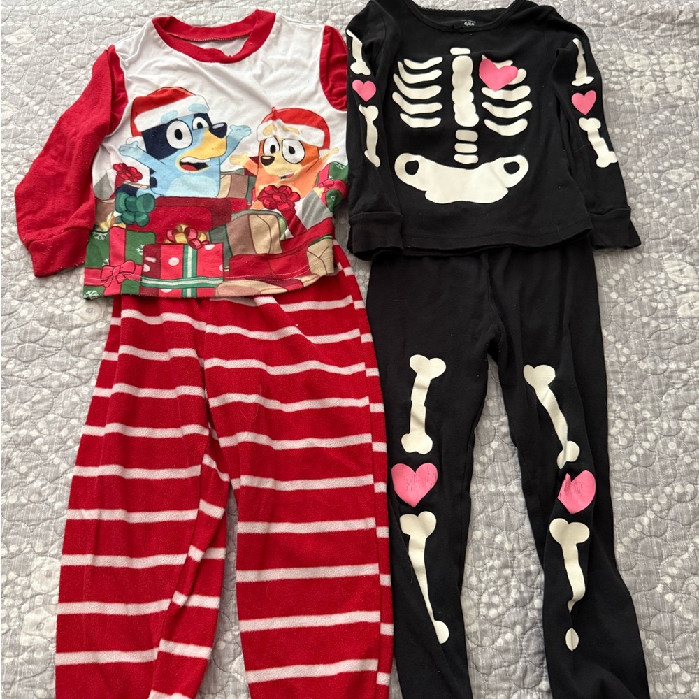 🦄Girls 4T Christmas and Halloween PJs